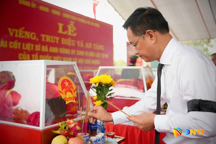 Bí thư Thành ủy Lê Ngọc Quang thắp hương từng hài cốt liệt sĩ. Ảnh: T.CÔNG