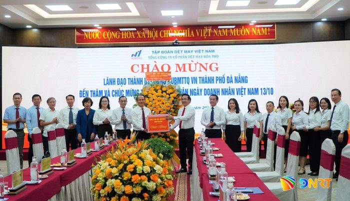 Phó Bí thư Thành ủy, Chủ tịch Ủy ban MTTQ Việt Nam thành phố Nguyễn Đình Vĩnh (thứ 8 từ trái qua) cùng đoàn công tác chúc mừng Tổng Công ty CP Dệt may Hòa Thọ. Ảnh: VINH ANH