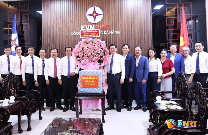 Phó Chủ tịch Thường trực HĐND thành phố Trần Phước Sơn (thứ 8 từ phải qua) tặng hoa chúc mừng Công ty Điện lực Đà Nẵng. Ảnh: NGỌC HÀ