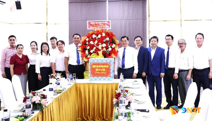 Phó Chủ tịch Thường trực HĐND thành phố Trần Phước Sơn (thứ 6 từ phải qua) tặng hoa chúc mừng Công ty CP Tập đoàn FVG. Ảnh: NGỌC HÀ