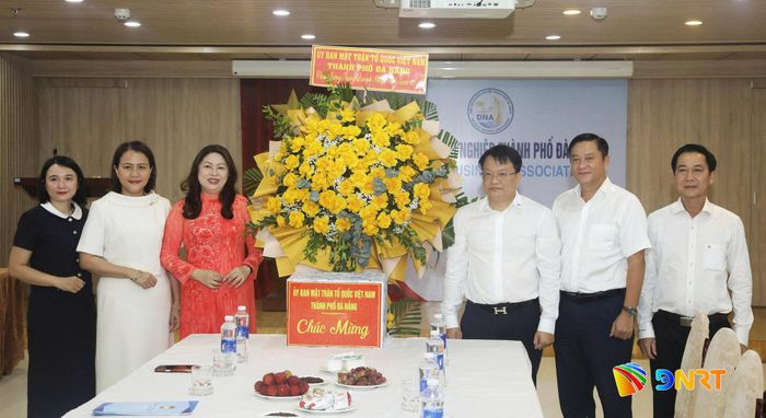 Phó Chủ tịch Thường trực Ủy ban MTTQ Việt Nam thành phố Nguyễn Thị Thu Lan (thứ 3 từ trái qua) chúc mừng Hiệp hội Doanh nghiệp thành phố. Ảnh: ĐẮC MẠNH