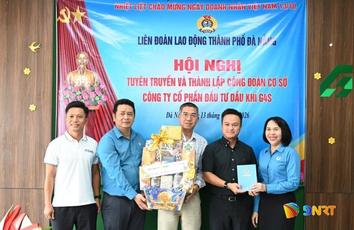 Liên đoàn Lao động thành phố tặng quà cho Công ty CP Đầu tư dầu khí G4S. Ảnh: VĨNH LỘC