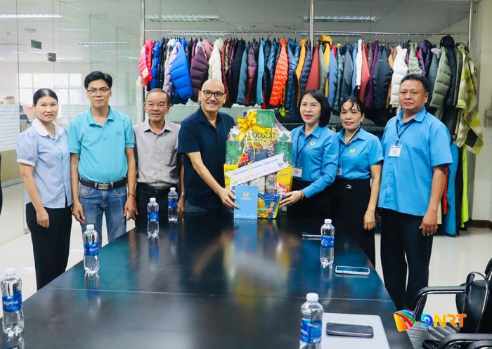 Phó Chủ tịch Liên đoàn Lao động thành phố Hồ Thị Lan Hương (thứ 3, từ phải sang) tặng quà cho đại diện Công ty Việt Vương 2 nhân ngày 13/10. Ảnh: QUỐC TUẤN