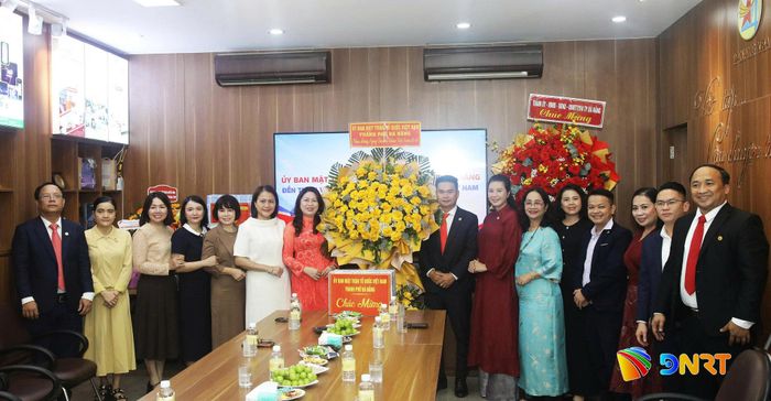 Phó Chủ tịch Thường trực Ủy ban MTTQ Việt Nam thành phố Nguyễn Thị Thu Lan (thứ 7 từ trái qua) chúc mừng Hội Doanh nhân trẻ thành phố. Ảnh: ĐẮC MẠNH
