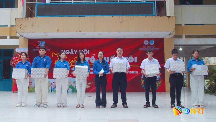 Tặng quà cho thanh niên, học sinh có hoàn cảnh khó khăn. Ảnh: T.P