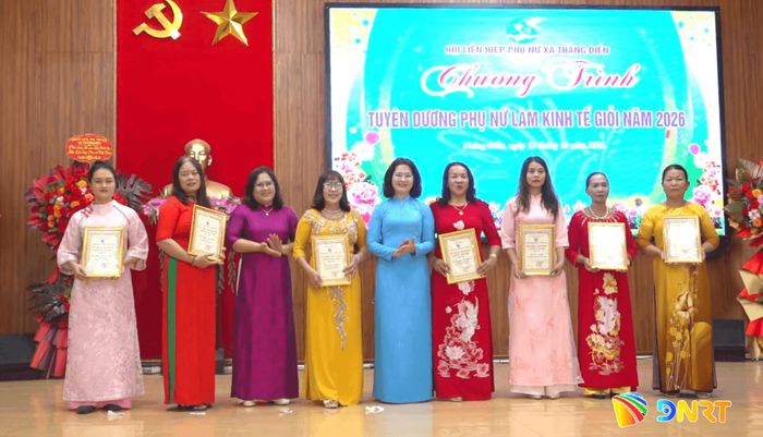 Lãnh đạo Hội Liên hiệp Phụ nữ Việt Nam và xã Thăng Điền tặng giấy khen cho các phụ nữ làm kinh tế giỏi. Ảnh: GIANG BIÊN
