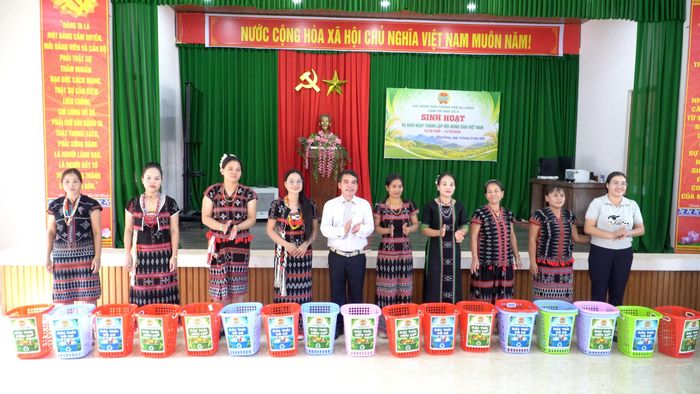 Trao tặng giỏ đựng rác cho hội viên nông dân. Ảnh: BNƯỚCH BỨC