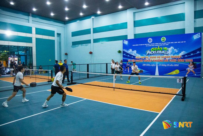 Các vận động viên thi đấu môn Pickleball sau lễ khai mạc. Ảnh: BẢO LÂM