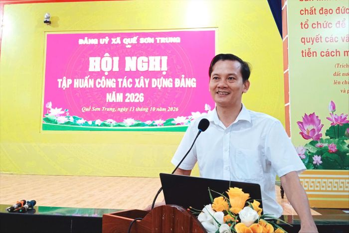 Phó Bí thư Thường trực Đảng ủy xã Quế Sơn Trung Trà Tiến Tài phát biểu khai mạc hội nghị. Ảnh: DUY THÁI