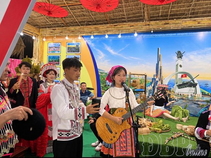 Nghệ nhân trẻ biểu diễn hát tiếng Mông kết hợp đệm đàn ghi ta điện tại không gian văn hóa tỉnh Đắk Lắk.