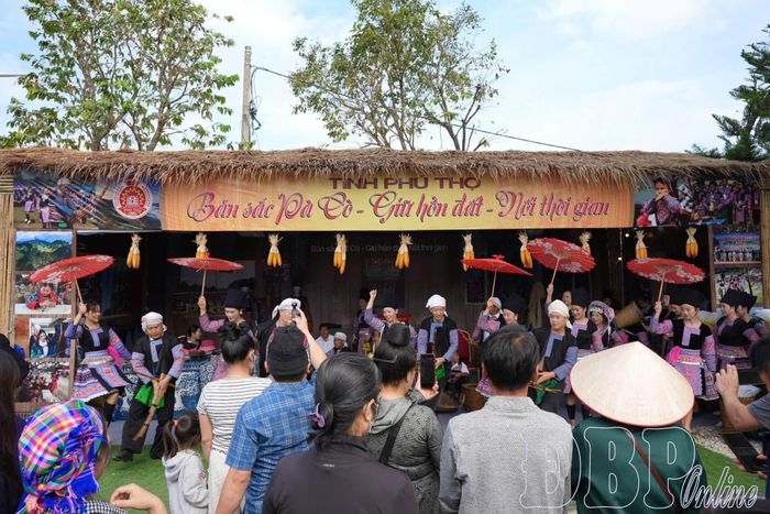 Không gian văn hóa tỉnh Phú Thọ rộn ràng với những điệu múa truyền thống, góp thêm sắc màu vui tươi cho ngày hội.