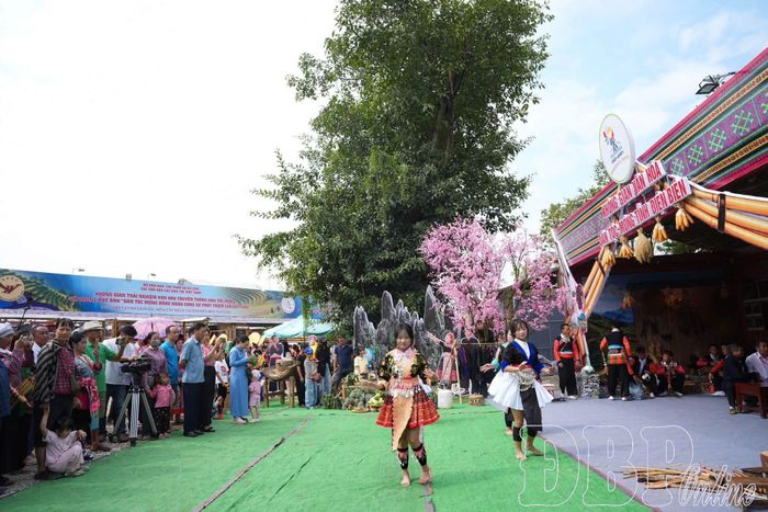 Những điệu múa Mông duyên dáng trong sắc màu trang phục truyền thống thu hút đông đảo người dân và du khách.