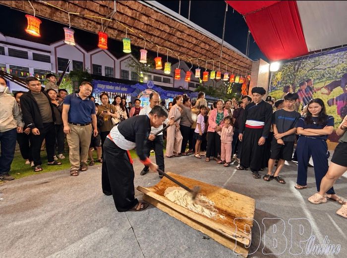 Hoạt động giã bánh dày truyền thống của đồng bào Mông thu hút đông đảo người dân và du khách đến xem, cổ vũ, góp thêm không khí vui tươi, rộn ràng cho ngày hội.
