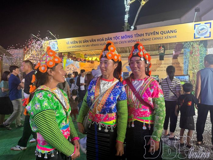 Phụ nữ dân tộc Mông xã Nà Tấu rạng rỡ trong trang phục truyền thống, vui hội và giao lưu văn hóa tại ngày hội.