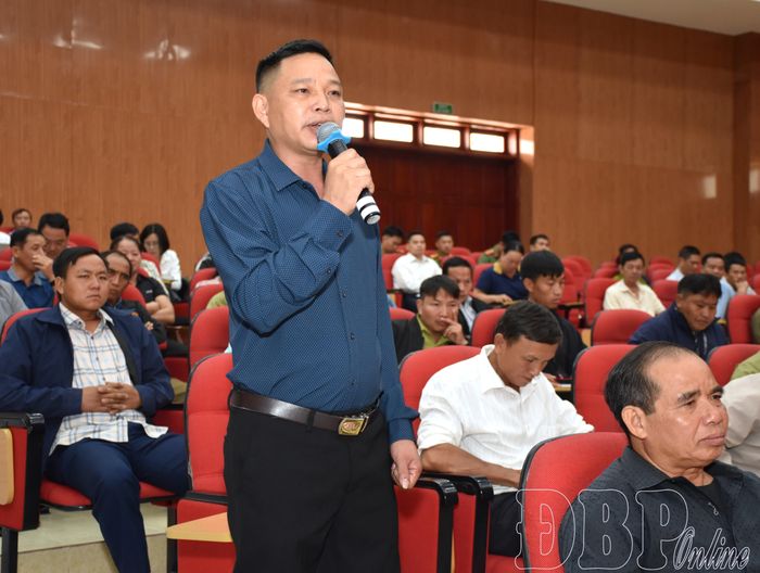 Cử tri tham gia ý kiến tại buổi tiếp xúc cử tri.