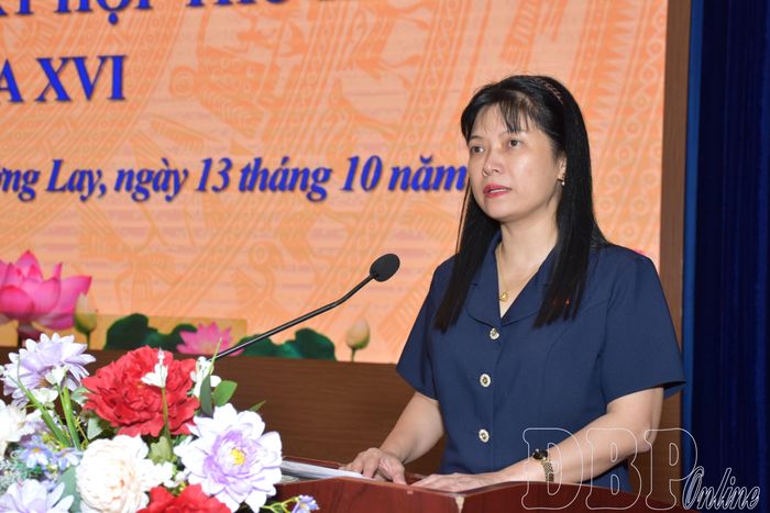 Bà Tạ Thị Yên, Phó Chủ nhiệm thường trực Ủy ban Công tác đại biểu của Quốc hội, ĐBQH tỉnh phát biểu tại buổi tiếp xúc cử tri.
