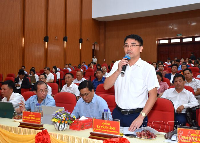 Cử tri tham gia ý kiến đóng góp vào các dự thảo luật.