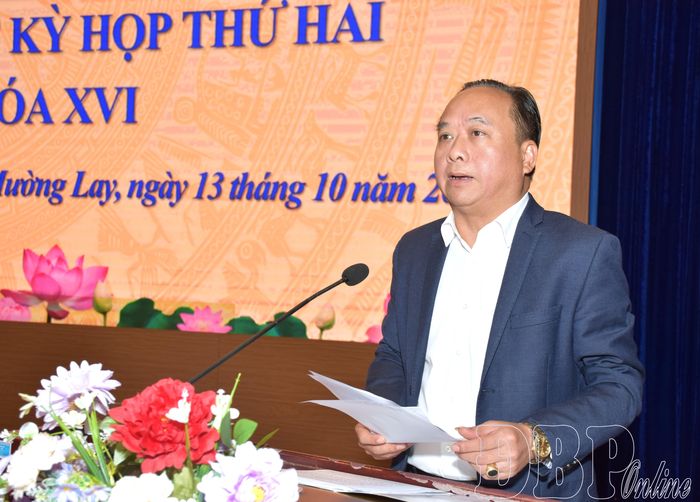 Phó Chủ tịch UBND tỉnh Nguyễn Minh Phú phát biểu tại buổi tiếp xúc cử tri.