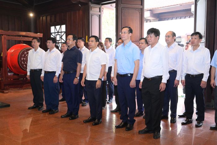 Phó Thủ tướng Chính phủ Nguyễn Văn Thắng và đoàn công tác viếng Đền thờ Liệt sĩ tại Chiến trường Điện Biên Phủ.