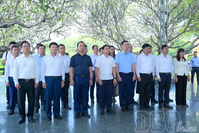 Phó Thủ tướng Chính phủ Nguyễn Văn Thắng và đoàn công tác vào viếng Nghĩa trang Liệt sĩ quốc gia A1.
