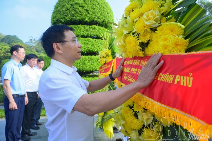 Phó Thủ tướng Chính phủ Nguyễn Văn Thắng chỉnh trang vòng hoa trước các lễ viếng.