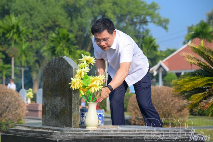Phó Thủ tướng Chính phủ Nguyễn Văn Thắng dâng hương lên phần mộ liệt sĩ.