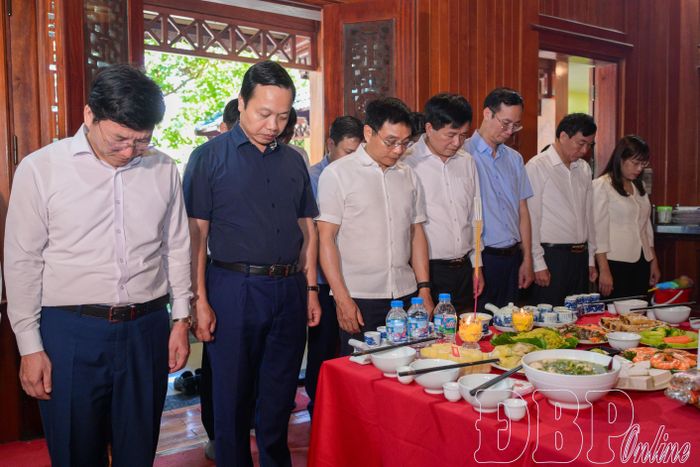 Phó Thủ tướng Chính phủ Nguyễn Văn Thắng và đoàn công tác viếng Khu thờ tự Đại tướng Võ Nguyên Giáp tại Mường Phăng.