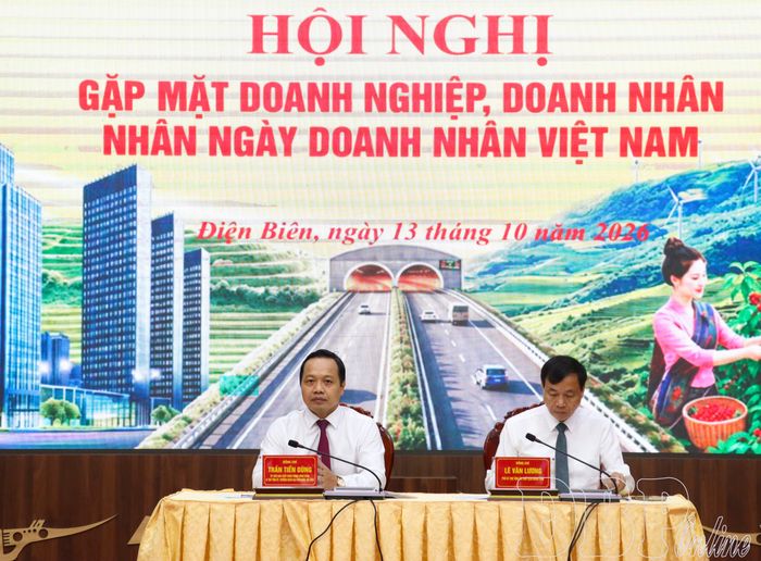 Bí thư Tỉnh ủy Trần Tiến Dũng và Chủ tịch UBND tỉnh Lê Văn Lương chủ trì thảo luận tại hội nghị. 