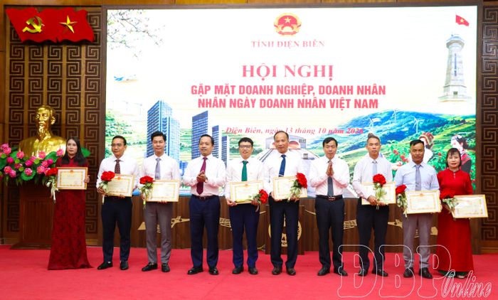Bí thư Tỉnh ủy Trần Tiến Dũng và Chủ tịch UBND tỉnh Lê Văn Lương tặng Bằng khen của UBND tỉnh và hoa chúc mừng các nhà đầu tư, doanh nghiệp, hợp tác xã có thành tích xuất sắc, đóng góp vào sự phát triển kinh tế - xã hội của tỉnh Điện Biên.