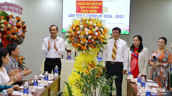 Phó Chủ tịch Ủy ban MTTQ Việt Nam thành phố Đồng Nai Nguyễn Tất Độ tặng hoa chúc mừng đại hội. Ảnh: My Ny