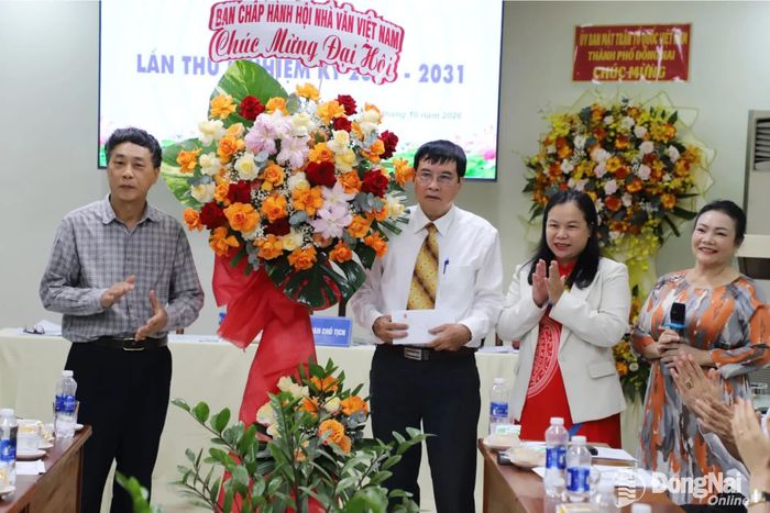 Nhà văn Nguyễn Bình Phương, Phó Chủ tịch phụ trách Hội Nhà văn Việt Nam tặng hoa chúc mừng đại hội. Ảnh: My Ny