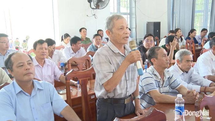 Cử tri phát biểu ý kiến, kiến nghị những vấn đề quan tâm đến Đoàn Đại biểu Quốc hội thành phố Đồng Nai. Ảnh: Văn Đoàn