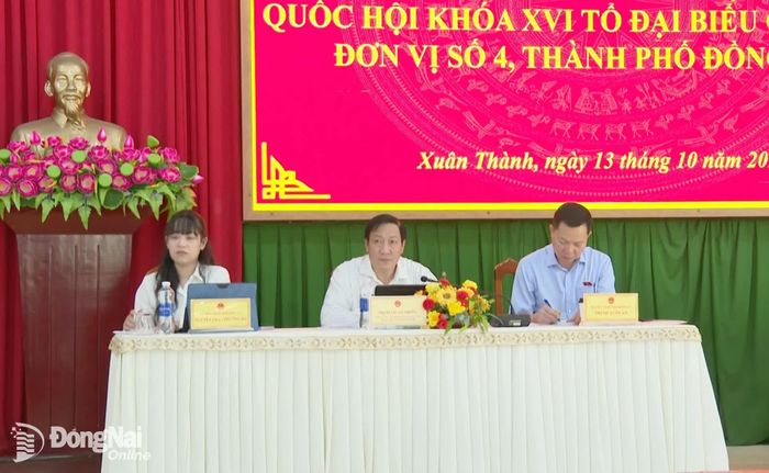 Các đại biểu Quốc hội lắng nghe ý kiến phản ánh của cử tri tại buổi tiếp xúc. Ảnh: Văn Đoàn
