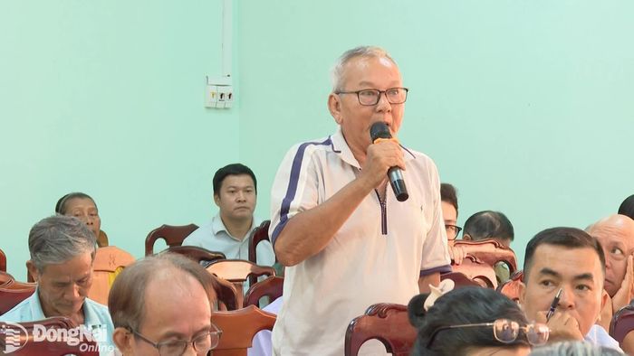 Cử tri phát biểu ý kiến, kiến nghị những vấn đề quan tâm đến Đoàn Đại biểu Quốc hội thành phố. Ảnh: Văn Đoàn