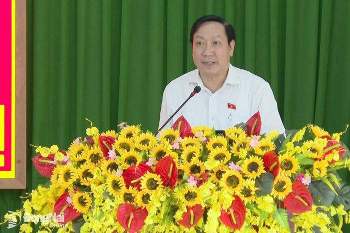 Đại biểu Bùi Xuân Thống, Thành ủy viên, Phó Trưởng đoàn chuyên trách Đoàn Đại biểu Quốc hội thành phố tiếp thu các ý kiến, kiến nghị của cử tri. Ảnh: Văn Đoàn