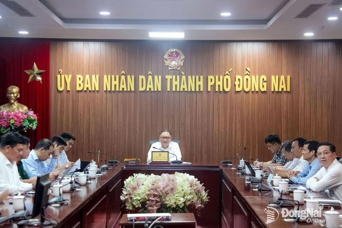 Ủy viên Ban Thường vụ Thành ủy, Phó Chủ tịch Thường trực UBND thành phố Nguyễn Kim Long cùng các đại biểu dự phiên họp tại điểm cầu thành phố Đồng Nai. Ảnh: Trần Danh