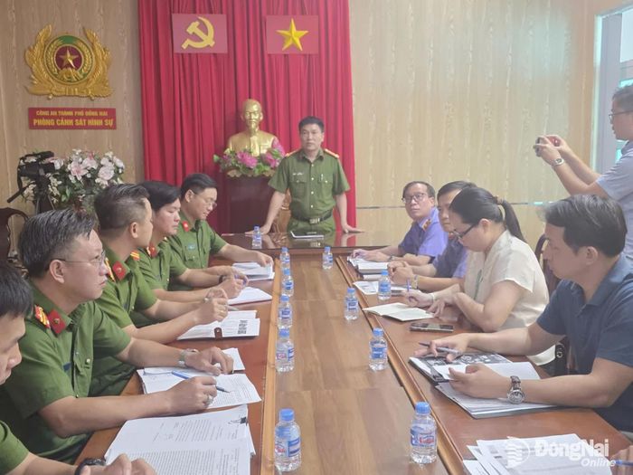 Đại tá Lê Vấn, Trưởng phòng Cảnh sát hình sự Công an thành phố chủ trì làm việc với các cơ quan trong quá trình đấu tranh làm rõ vụ án. Ảnh: Trần Danh