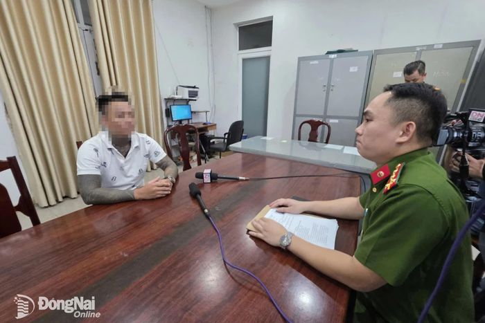 Cán bộ công an làm việc với một số đối tượng cầm đầu. Ảnh: Trần Danh 