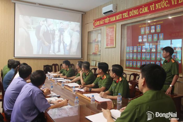 Đại diện các cơ quan chức năng theo dõi, đánh giá các hình ảnh mà nhóm đối tượng thực hiện đăng tải lên mạng xã hội. Ảnh: Trần Danh