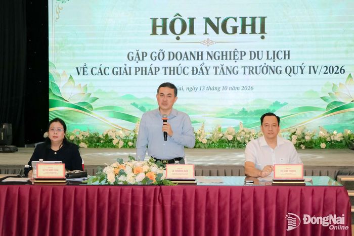 Ủy viên Ban Thường vụ Thành ủy, Phó Chủ tịch UBND thành phố Đồng Nai Lê Trường Sơn và lãnh đạo Sở Văn hóa, Thể thao và Du lịch chủ trì hội nghị. Ảnh: Vương Thế