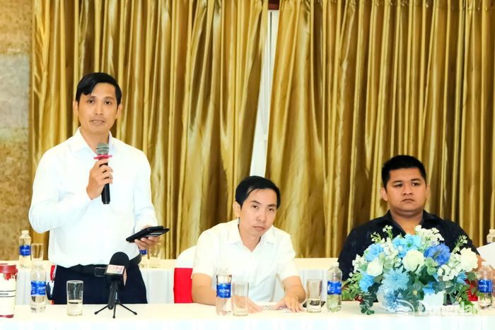 Đại diện Công ty TNHH dịch vụ du lịch Meerkat Travel (xã Định Quán) gợi ý các giải pháp tổ chức chương trình du lịch cho khách quốc tế. Ảnh: Vương Thế