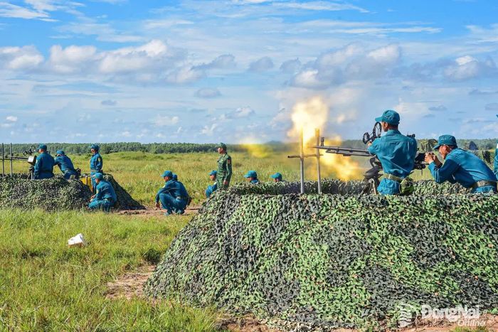 Lực lượng dân quân tự vệ tham gia diễn tập. Ảnh: Ân Tiến