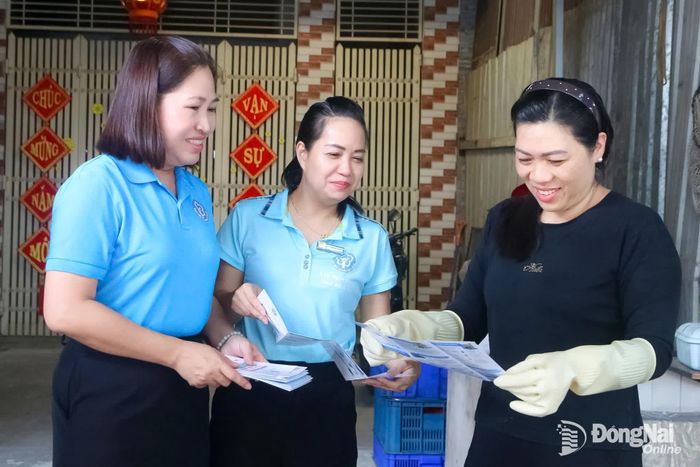 Nhân viên Bảo hiểm xã hội Đồng Nai tuyên truyền cho tiểu thương tại chợ dân sinh trên địa bàn thành phố. Ảnh: Hạnh Dung