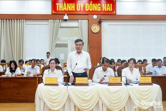 Ủy viên Ban Thường vụ Thành ủy, Trưởng ban Tuyên giáo Thành ủy Dương Minh Dũng gợi ý thảo luận tại hội nghị. Ảnh: Phương Hằng