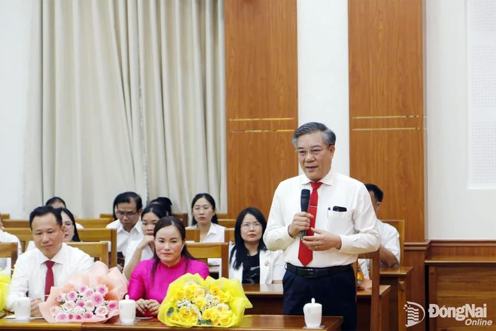 Ủy viên Ban Thường vụ Thành ủy, Trưởng ban Tuyên giáo Thành ủy Dương Minh Dũng, đại diện đơn vị có cán bộ nhận quyết định về công tác cán bộ phát biểu tại hội nghị. Ảnh: Văn Truyên