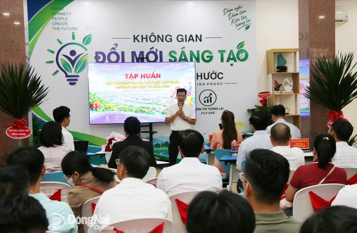 Chuyên gia về thương mại điện tử Nguyễn Hữu Tuấn, Giám đốc Trung tâm Phát triển thương mại điện tử và công nghệ số (Cục Thương mại điện tử và Kinh tế số, Bộ Công thương) trình bày các nội dung tại chương trình tập huấn. Ảnh: Hải Quân