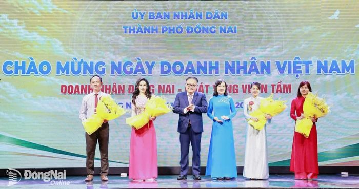 Phó Bí thư Thành ủy, Chủ tịch Ủy ban MTTQ Việt Nam thành phố Đồng Nai Huỳnh Thị Hằng và Ủy viên Ban Thường vụ Thành ủy, Phó Chủ tịch Thường trực UBND thành phố Đồng Nai Nguyễn Kim Long tặng hoa chúc mừng các doanh nhân đạt Cúp Thánh Gióng 2026. Ảnh: Công Nghĩa