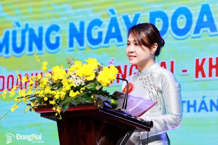 Doanh nhân Trần Thị Vũ Hậu, Chủ tịch Hội đồng thành viên Tổng công ty Công nghiệp thực phẩm Đồng Nai (DOFICO) chia sẻ kinh nghiệm quản trị doanh nghiệp tại chương trình. Ảnh: Công Nghĩa