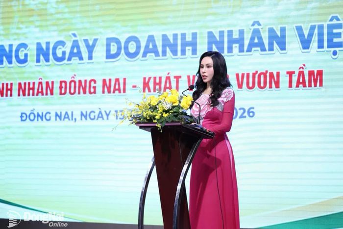 Anh hùng Lao động, doanh nhân Lê Nữ Thùy Dương, Phó Chủ tịch Hội đồng quản trị kiêm Tổng Giám đốc Tập đoàn KN Holdings, đại diện các doanh nhân nhận cúp Thánh Gióng phát biểu tại chương trình. Ảnh: Công Nghĩa