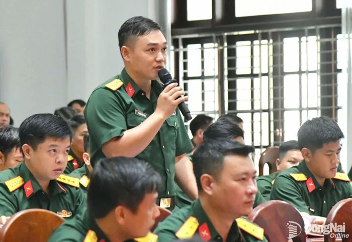 Cán bộ, quân nhân chuyên nghiệp trực tiếp trao đổi nhiều nội dung bộ đội quan tâm. Ảnh: Minh Tiến